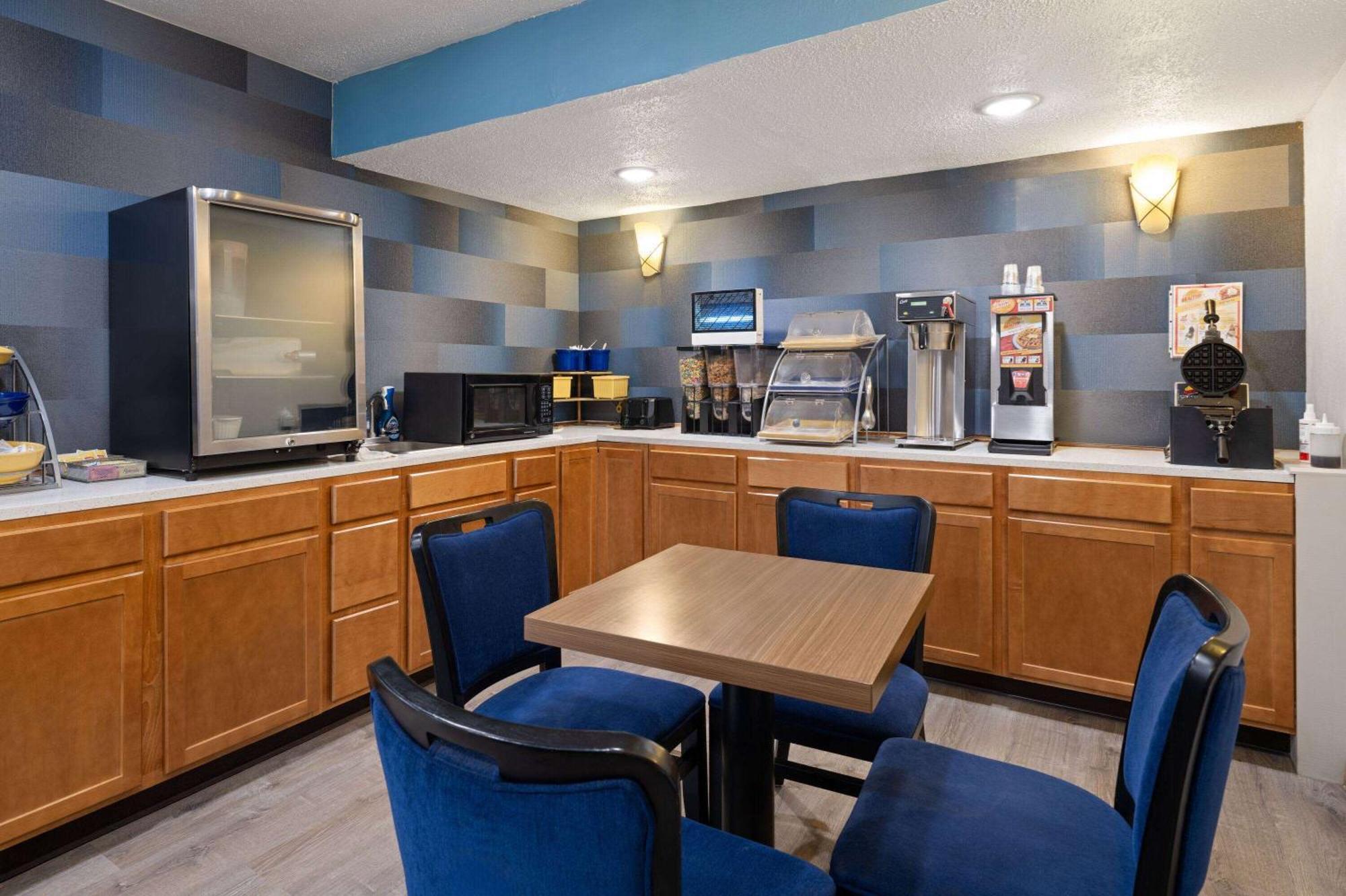 Days Inn & Suites By Wyndham Kokomo Eksteriør bilde