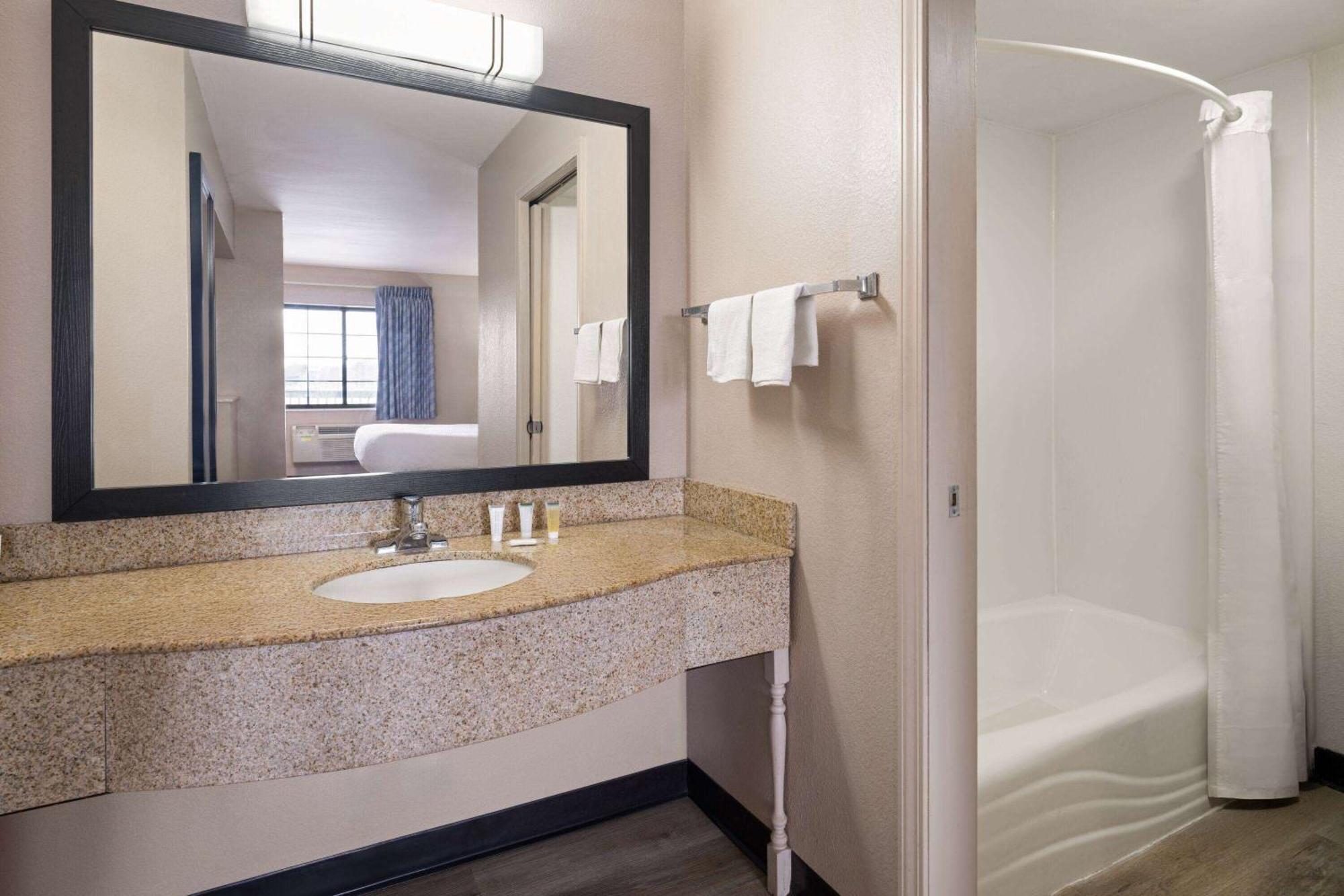 Days Inn & Suites By Wyndham Kokomo Eksteriør bilde