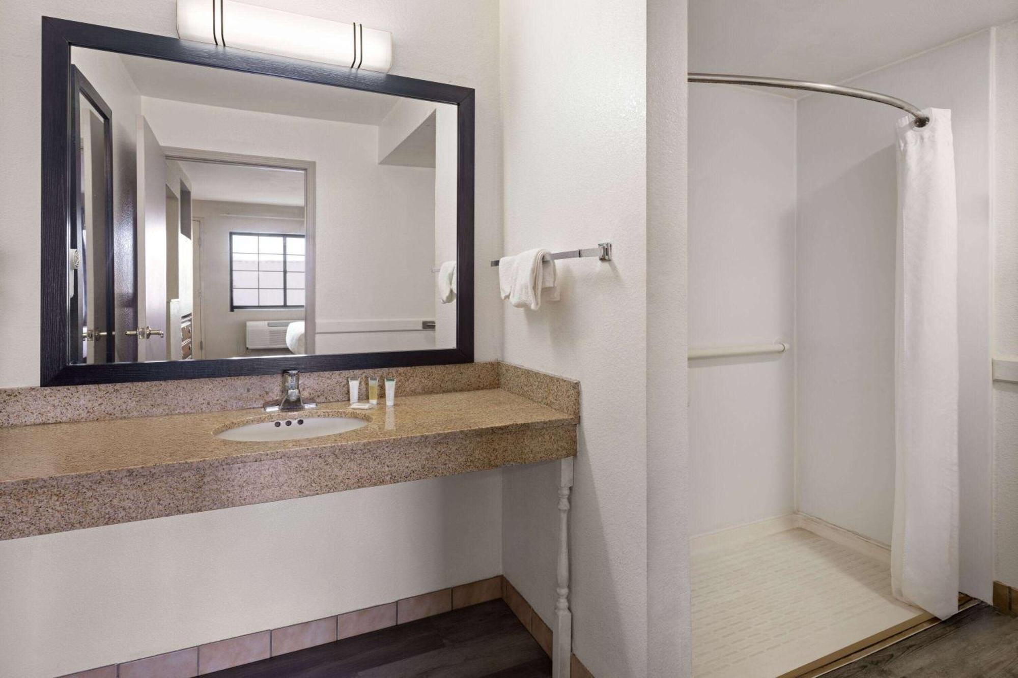 Days Inn & Suites By Wyndham Kokomo Eksteriør bilde