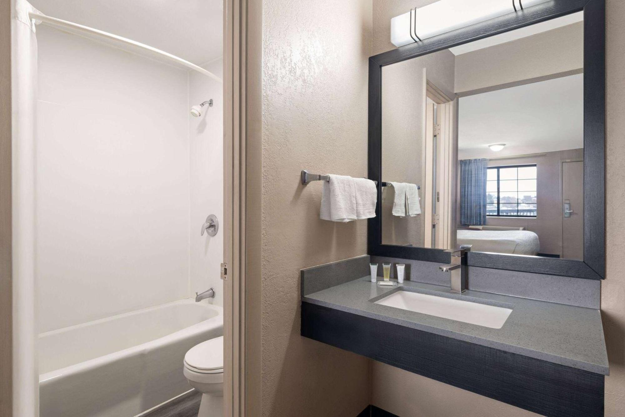 Days Inn & Suites By Wyndham Kokomo Eksteriør bilde