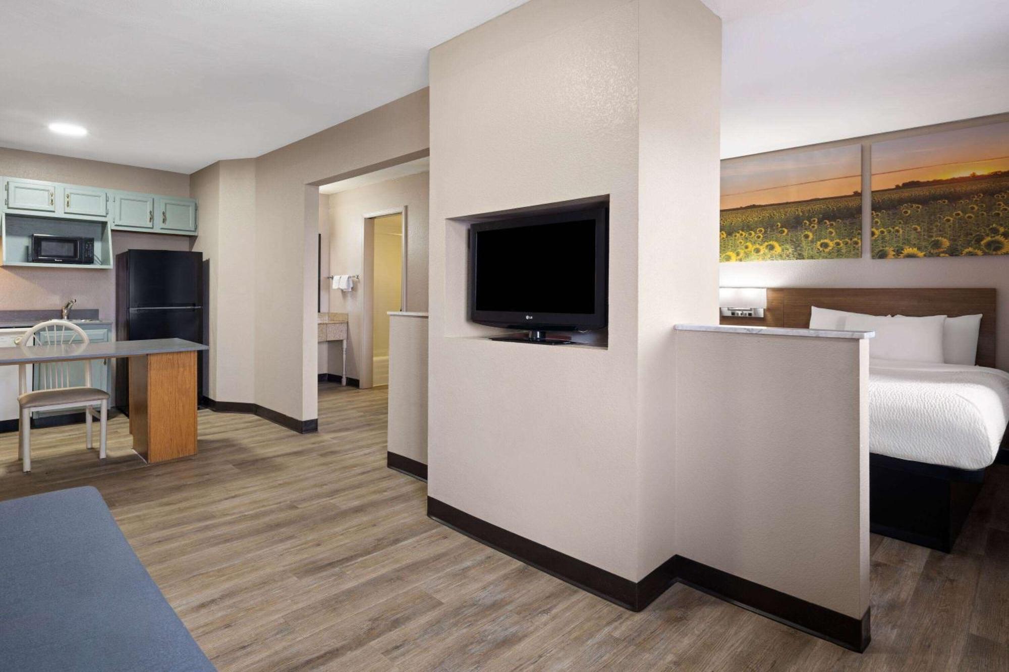 Days Inn & Suites By Wyndham Kokomo Eksteriør bilde