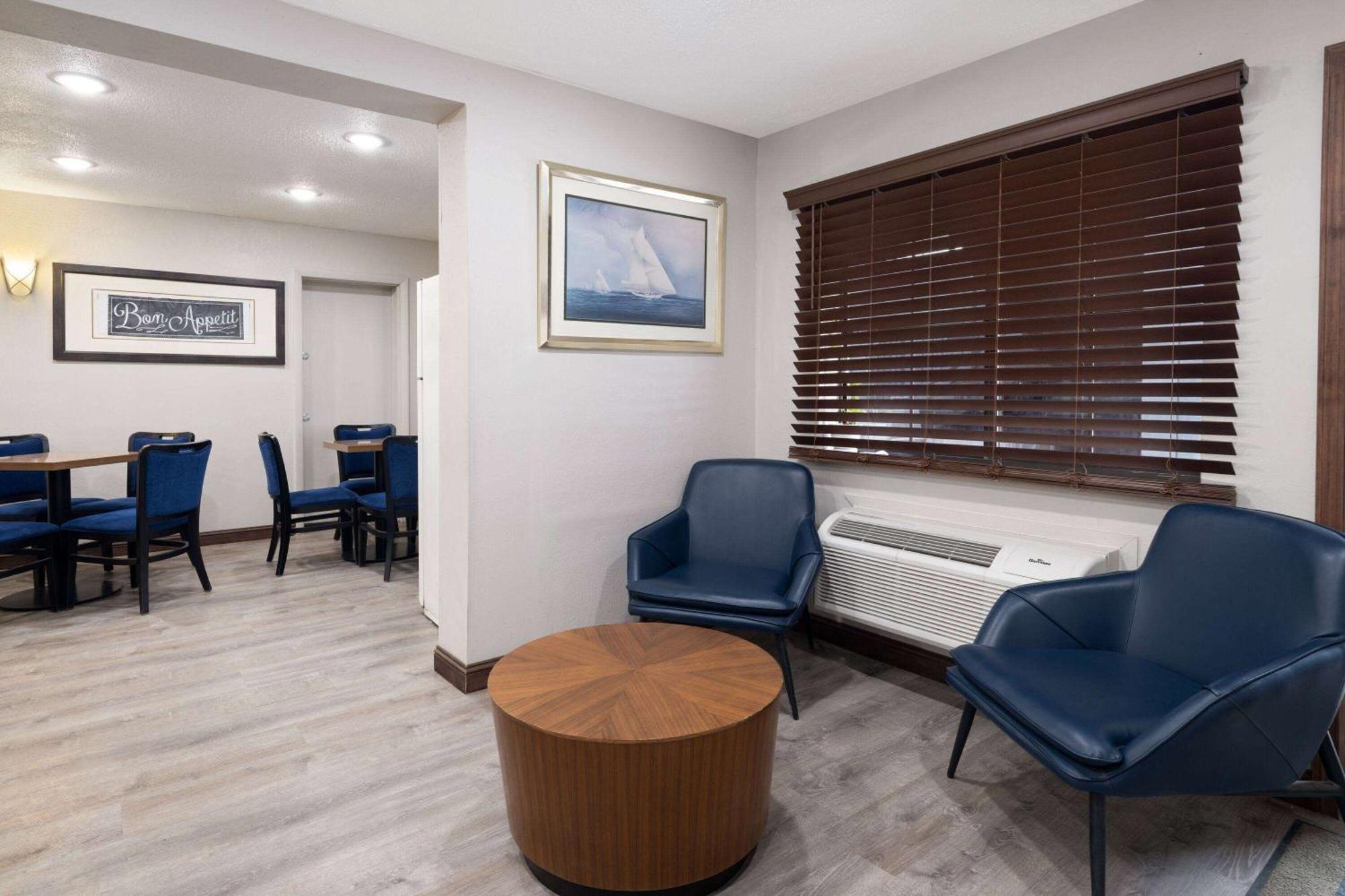 Days Inn & Suites By Wyndham Kokomo Eksteriør bilde